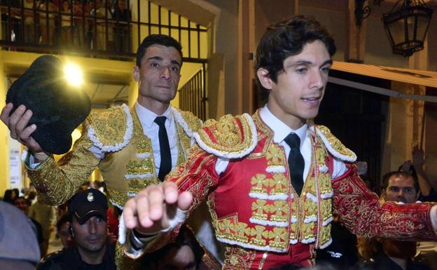 Paco Ureña y Sebastián Castella, este domingo, saliendo a hombros de La Condomina.