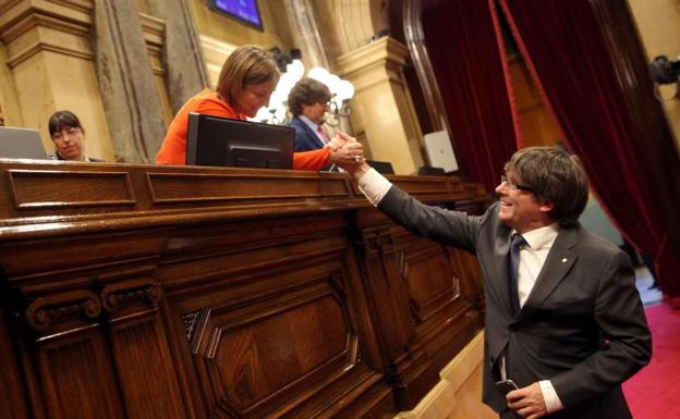 Puigdemont saluda a Forcadell.
