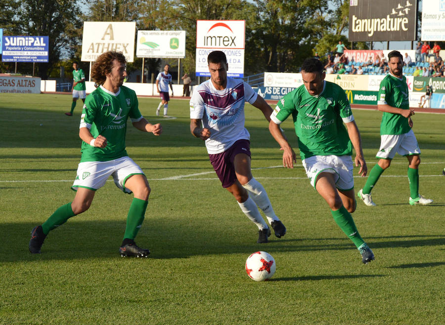 Los goles de Carlitos y Elías Pérez dan el primer triunfo al Villanovense ante un rival conformista