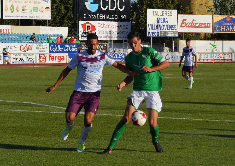 Los goles de Carlitos y Elías Pérez dan el primer triunfo al Villanovense ante un rival conformista