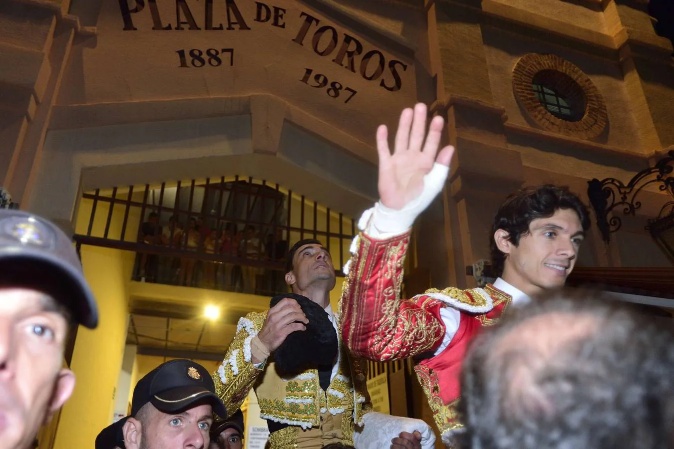 El de Lorca firma una faena muy completa con capote y muleta a la que el francés da réplica. Perera se marcha de vacío, en una actuación sin alma 