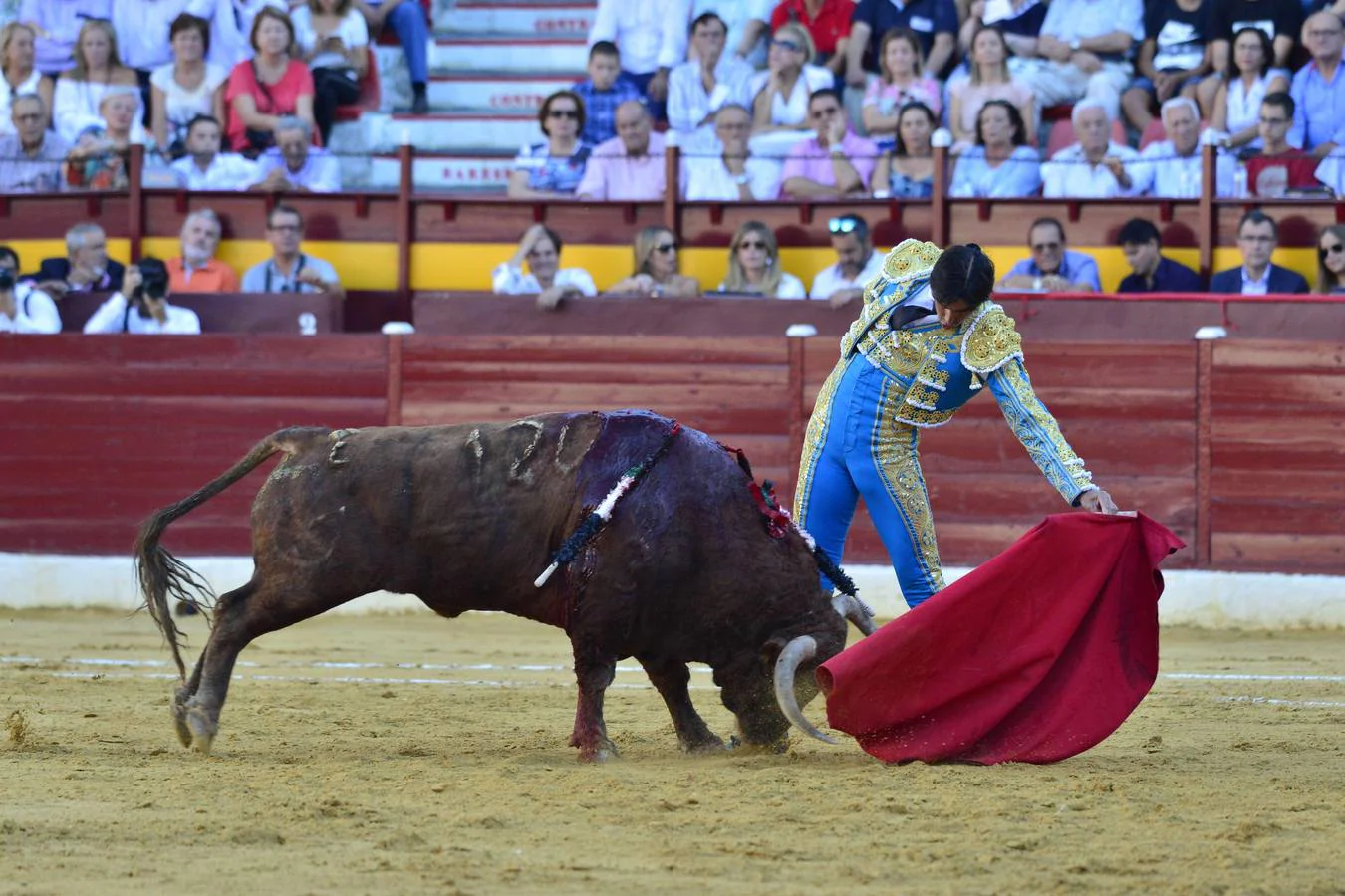 El de Lorca firma una faena muy completa con capote y muleta a la que el francés da réplica. Perera se marcha de vacío, en una actuación sin alma 