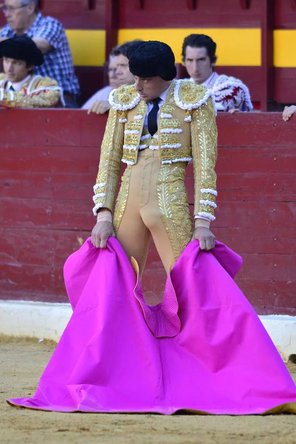 El de Lorca firma una faena muy completa con capote y muleta a la que el francés da réplica. Perera se marcha de vacío, en una actuación sin alma 