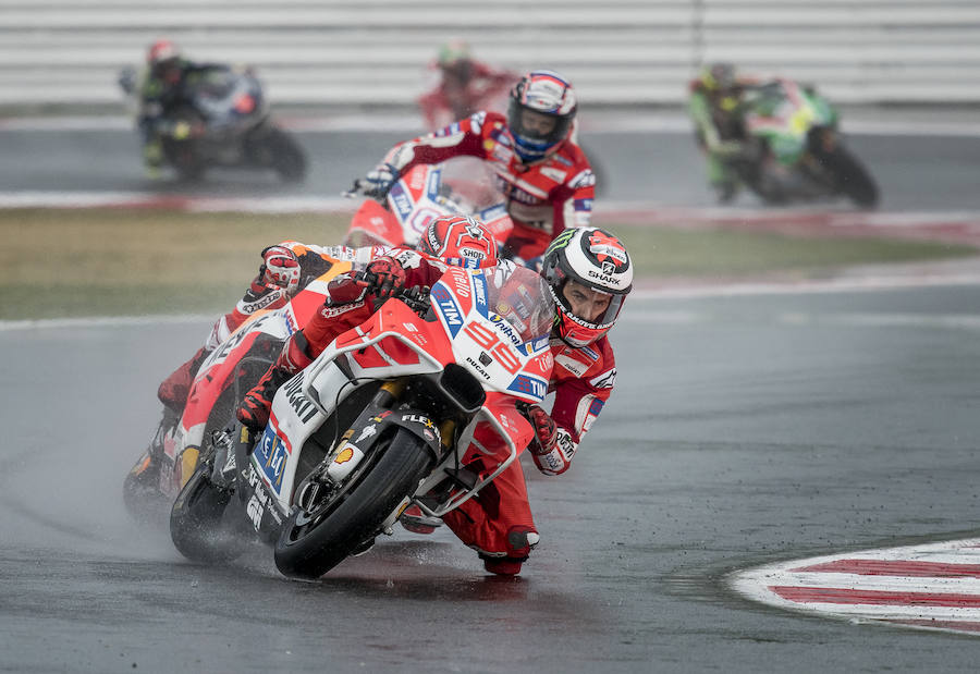 El español Jorge Lorenzo (Ducati Desmosedici GP17) se fue por los suelos cuando lideraba el GP de San Marino de MotoGP.