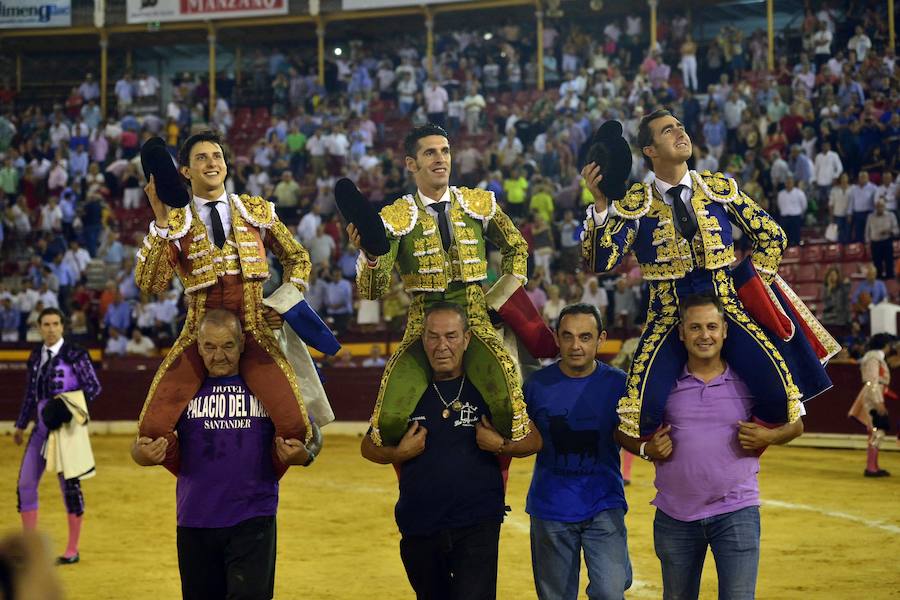 Roca Rey corta un rabo y abre la puerta grande junto a El Fandi y Talavante