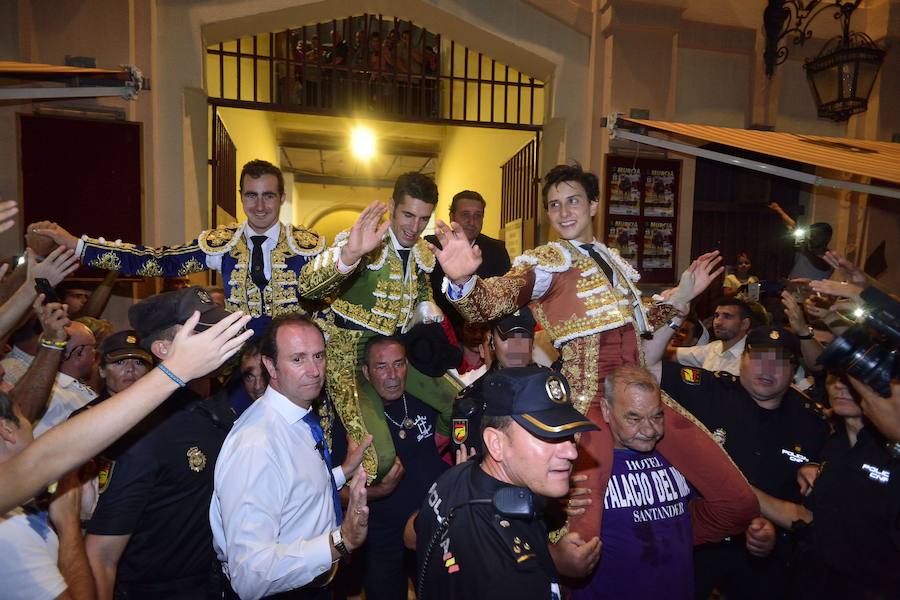 Roca Rey corta un rabo y abre la puerta grande junto a El Fandi y Talavante