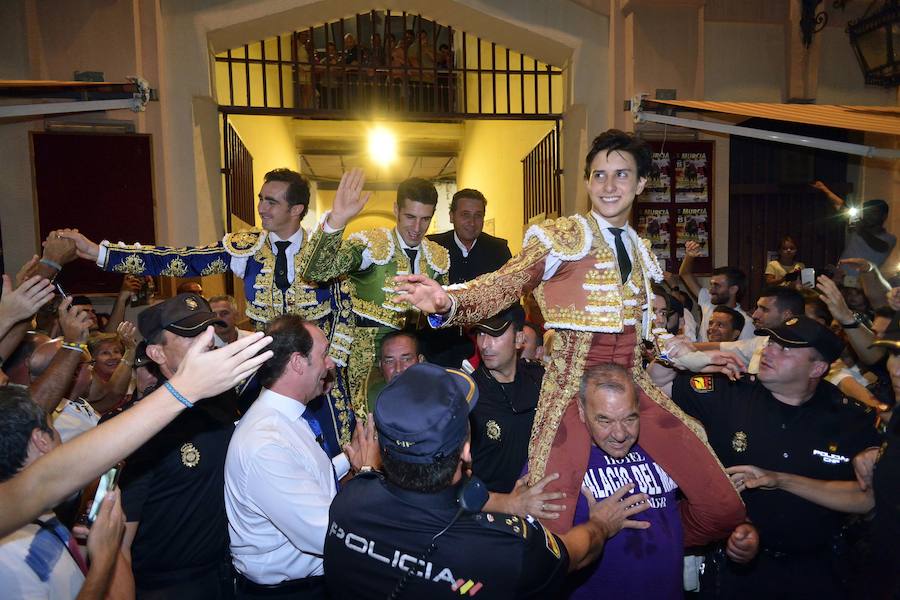 Roca Rey corta un rabo y abre la puerta grande junto a El Fandi y Talavante