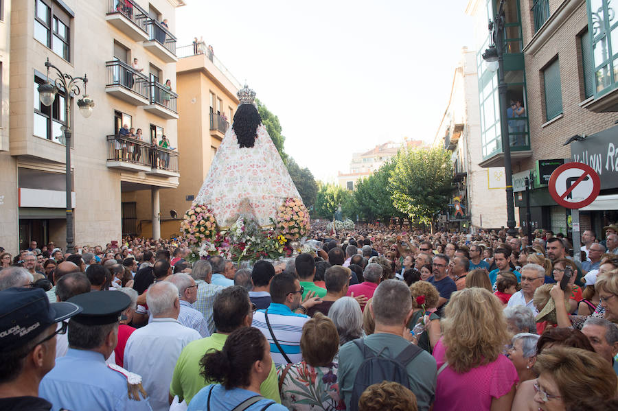Cientos de miles de murcianos acompañan a la Morenica en el camino a su santuario.