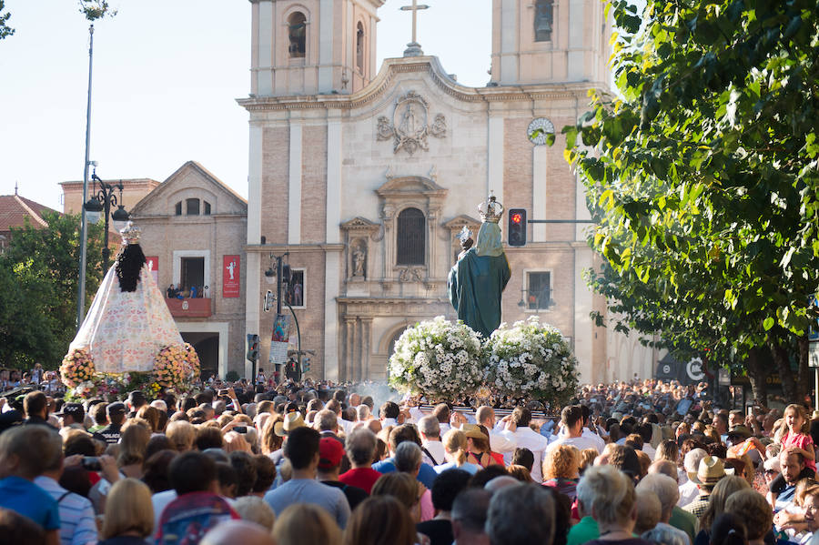 Cientos de miles de murcianos acompañan a la Morenica en el camino a su santuario.