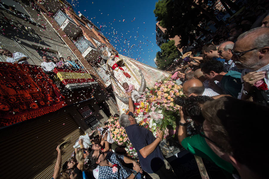 Cientos de miles de murcianos acompañan a la Morenica en el camino a su santuario.