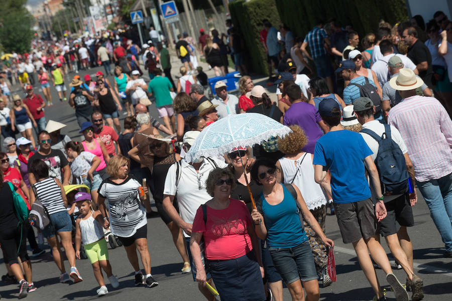 Cientos de miles de murcianos acompañan a la Morenica en el camino a su santuario.