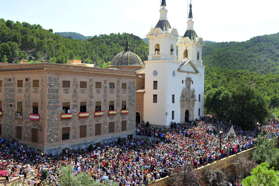 Una multitud arropa a la Patrona en una romería histórica.