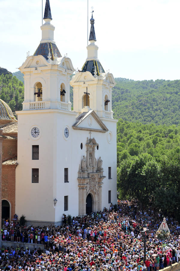 Una multitud arropa a la Patrona en una romería histórica.