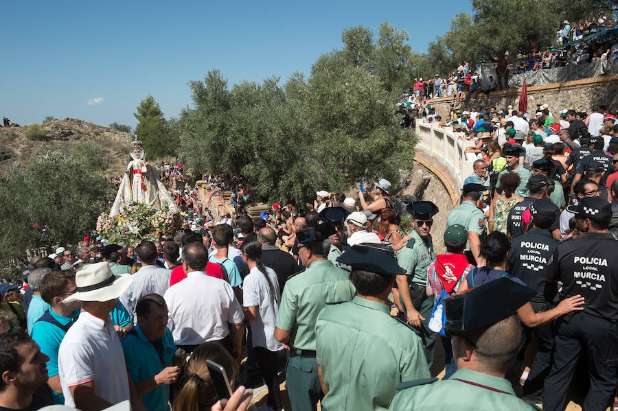 Una multitud arropa a la Patrona en una romería histórica.