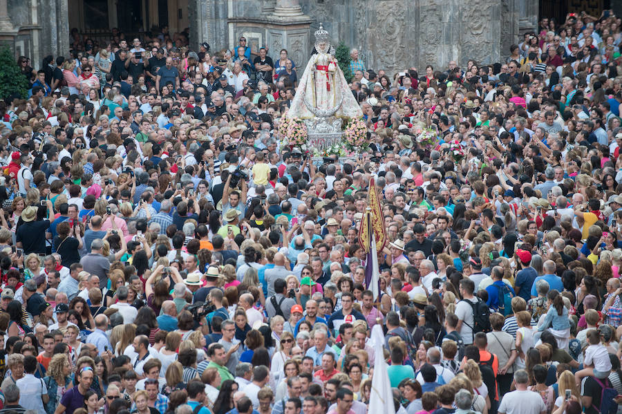 Cientos de miles de murcianos acompañan a la Morenica en el camino a su santuario.