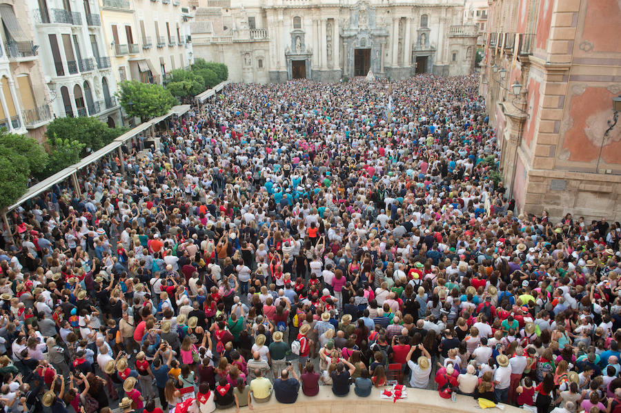 Cientos de miles de murcianos acompañan a la Morenica en el camino a su santuario.