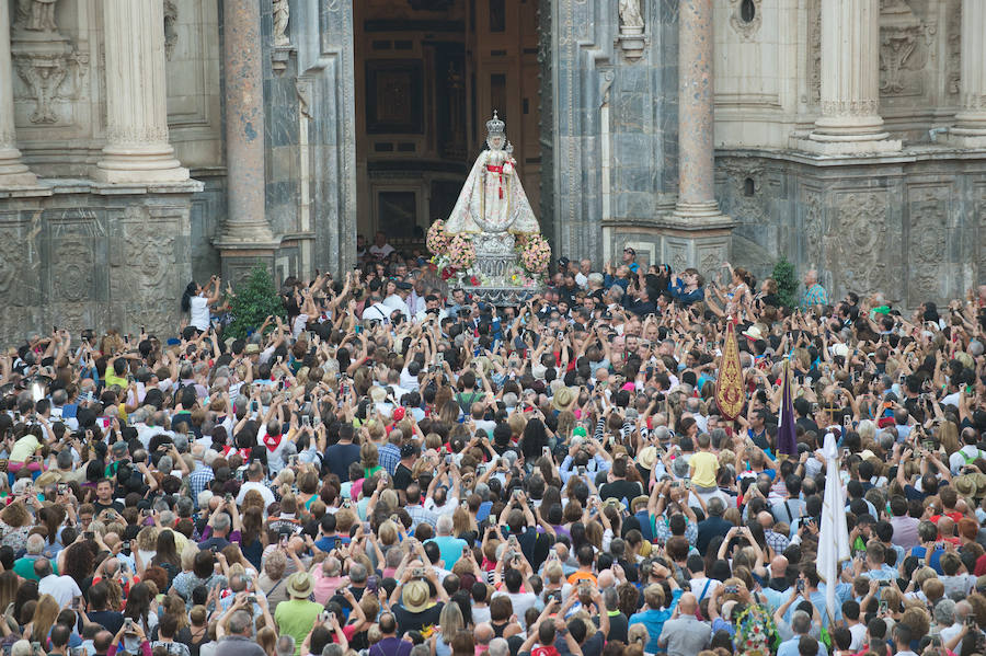 Cientos de miles de murcianos acompañan a la Morenica en el camino a su santuario.