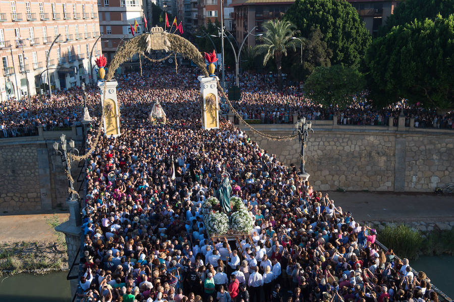 Cientos de miles de murcianos acompañan a la Morenica en el camino a su santuario.