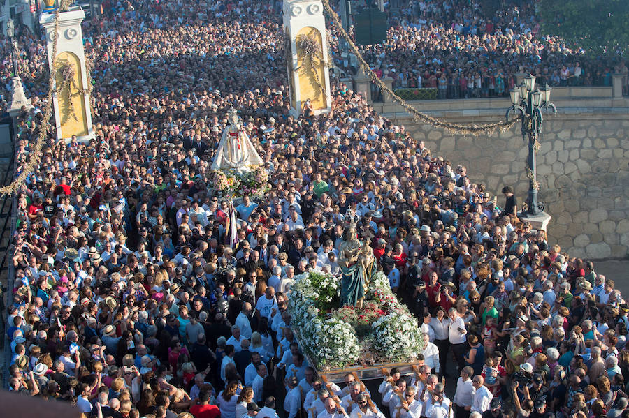Cientos de miles de murcianos acompañan a la Morenica en el camino a su santuario.