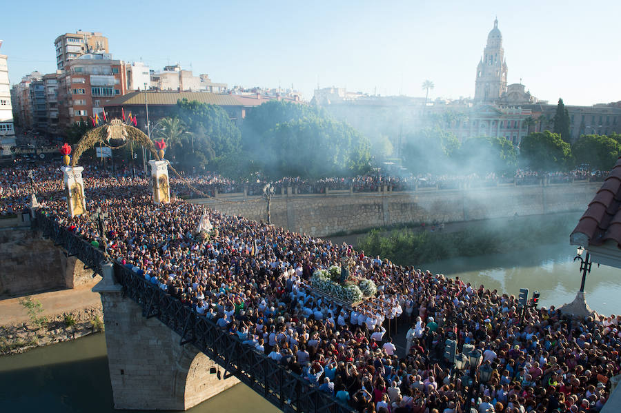 Cientos de miles de murcianos acompañan a la Morenica en el camino a su santuario.