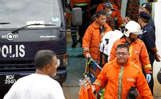 Los bomberos en el lugar del incendio.