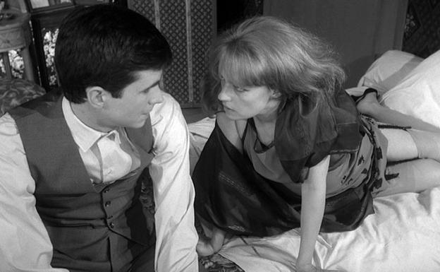 Anthony Perkins y Jeanne Moreau en una escena de 'El proceso'