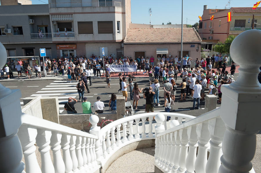 El ministro de Fomento, Ínigo de la Serna, pidió disculpas por el cambio de agenda ya que no acudió a inaugurar el puente de Tiñosa, tal y como estaba previsto, donde le esperaban 150 vecinos protestando y exigiendo el soterramiento.