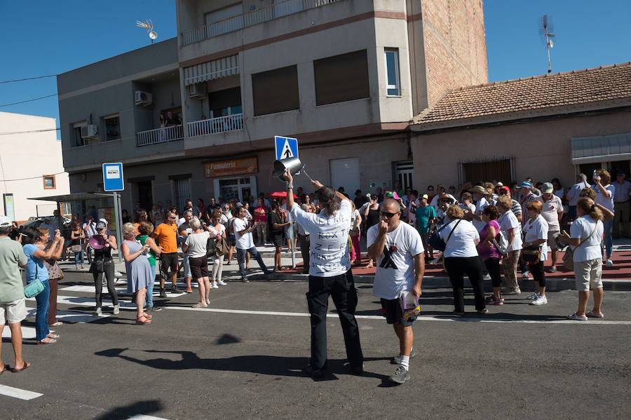 El ministro de Fomento, Ínigo de la Serna, pidió disculpas por el cambio de agenda ya que no acudió a inaugurar el puente de Tiñosa, tal y como estaba previsto, donde le esperaban 150 vecinos protestando y exigiendo el soterramiento.