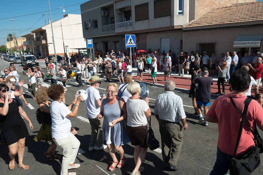 El ministro de Fomento, Ínigo de la Serna, pidió disculpas por el cambio de agenda ya que no acudió a inaugurar el puente de Tiñosa, tal y como estaba previsto, donde le esperaban 150 vecinos protestando y exigiendo el soterramiento.