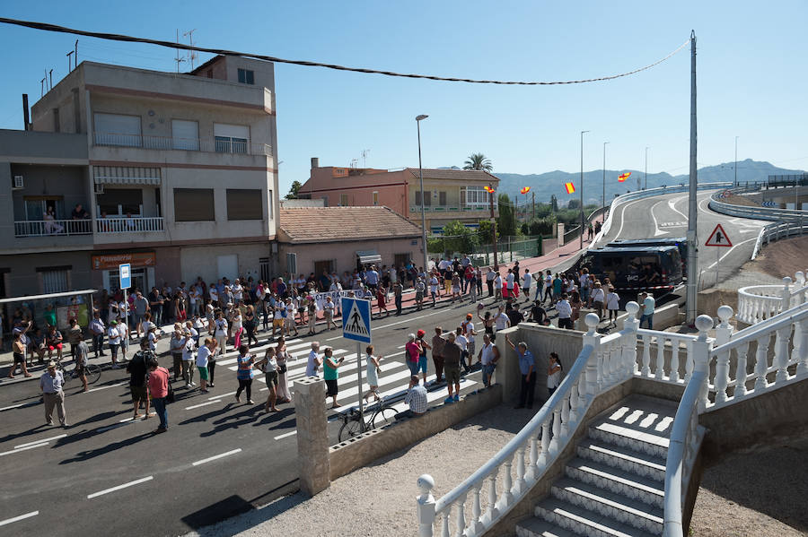 El ministro de Fomento, Ínigo de la Serna, pidió disculpas por el cambio de agenda ya que no acudió a inaugurar el puente de Tiñosa, tal y como estaba previsto, donde le esperaban 150 vecinos protestando y exigiendo el soterramiento.