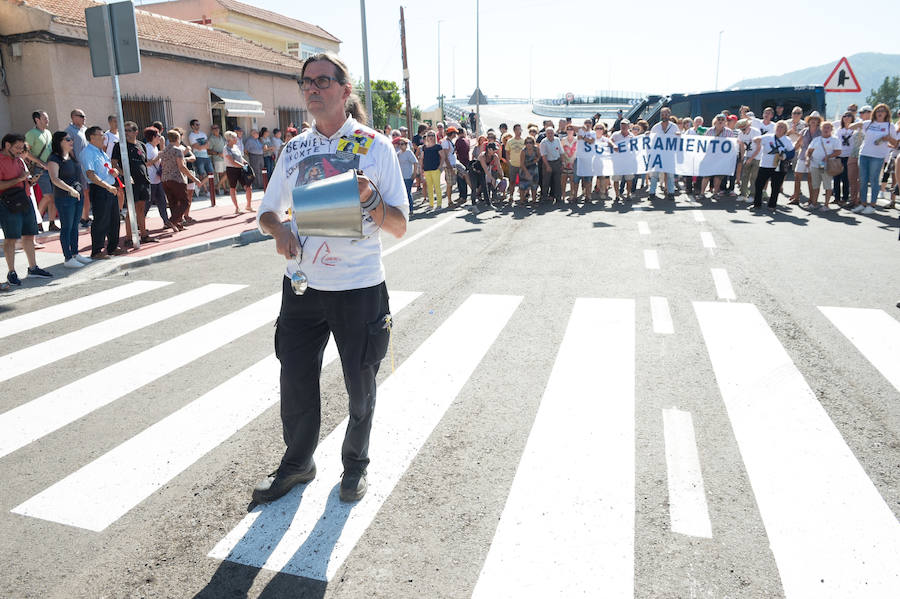 El ministro de Fomento, Ínigo de la Serna, pidió disculpas por el cambio de agenda ya que no acudió a inaugurar el puente de Tiñosa, tal y como estaba previsto, donde le esperaban 150 vecinos protestando y exigiendo el soterramiento.