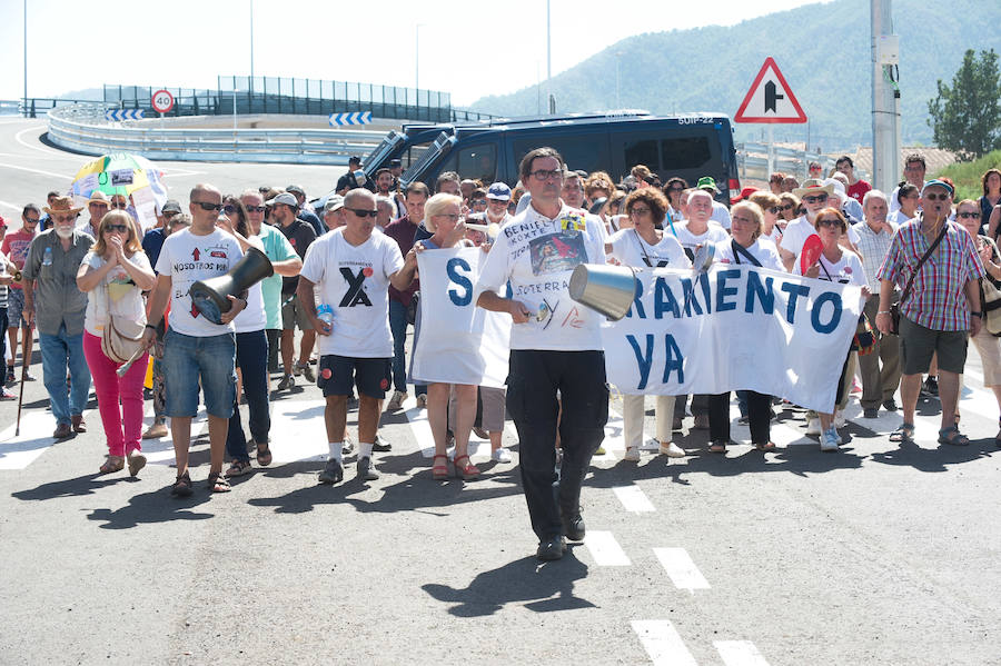 El ministro de Fomento, Ínigo de la Serna, pidió disculpas por el cambio de agenda ya que no acudió a inaugurar el puente de Tiñosa, tal y como estaba previsto, donde le esperaban 150 vecinos protestando y exigiendo el soterramiento.