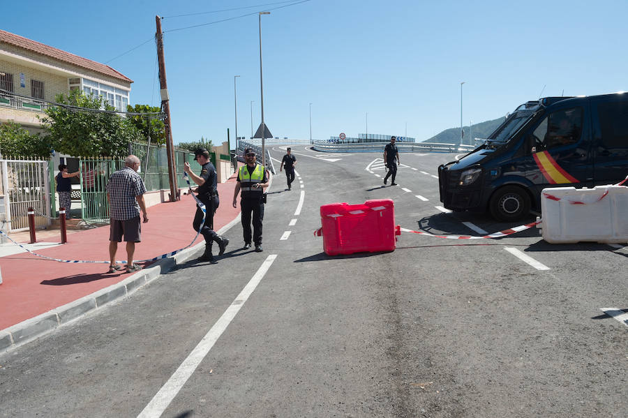 El ministro de Fomento, Ínigo de la Serna, pidió disculpas por el cambio de agenda ya que no acudió a inaugurar el puente de Tiñosa, tal y como estaba previsto, donde le esperaban 150 vecinos protestando y exigiendo el soterramiento.