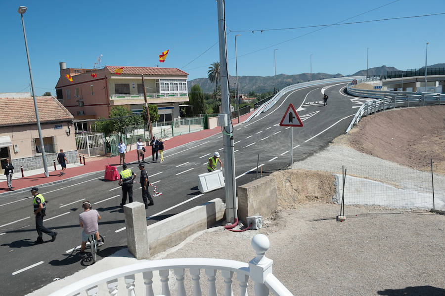 El ministro de Fomento, Ínigo de la Serna, pidió disculpas por el cambio de agenda ya que no acudió a inaugurar el puente de Tiñosa, tal y como estaba previsto, donde le esperaban 150 vecinos protestando y exigiendo el soterramiento.