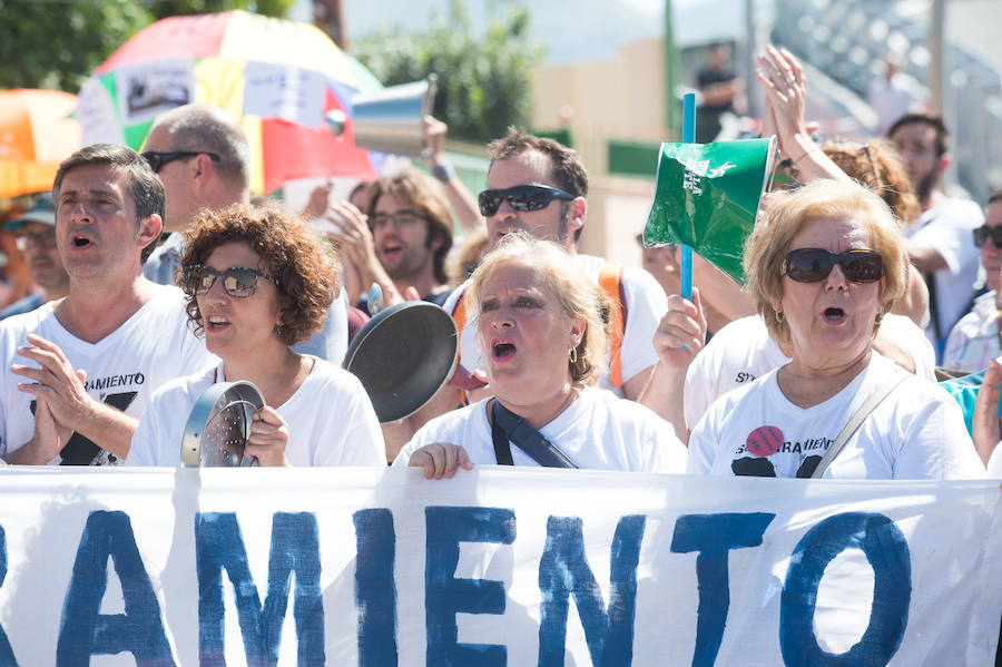 El ministro de Fomento, Ínigo de la Serna, pidió disculpas por el cambio de agenda ya que no acudió a inaugurar el puente de Tiñosa, tal y como estaba previsto, donde le esperaban 150 vecinos protestando y exigiendo el soterramiento.