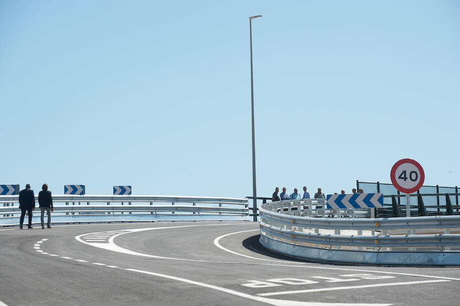 El ministro de Fomento, Ínigo de la Serna, pidió disculpas por el cambio de agenda ya que no acudió a inaugurar el puente de Tiñosa, tal y como estaba previsto, donde le esperaban 150 vecinos protestando y exigiendo el soterramiento.