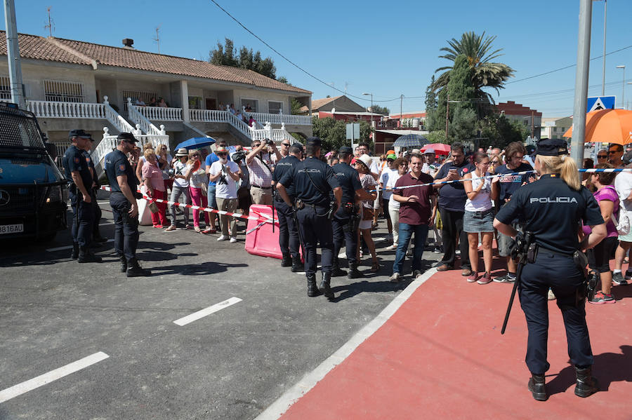 El ministro de Fomento, Ínigo de la Serna, pidió disculpas por el cambio de agenda ya que no acudió a inaugurar el puente de Tiñosa, tal y como estaba previsto, donde le esperaban 150 vecinos protestando y exigiendo el soterramiento.