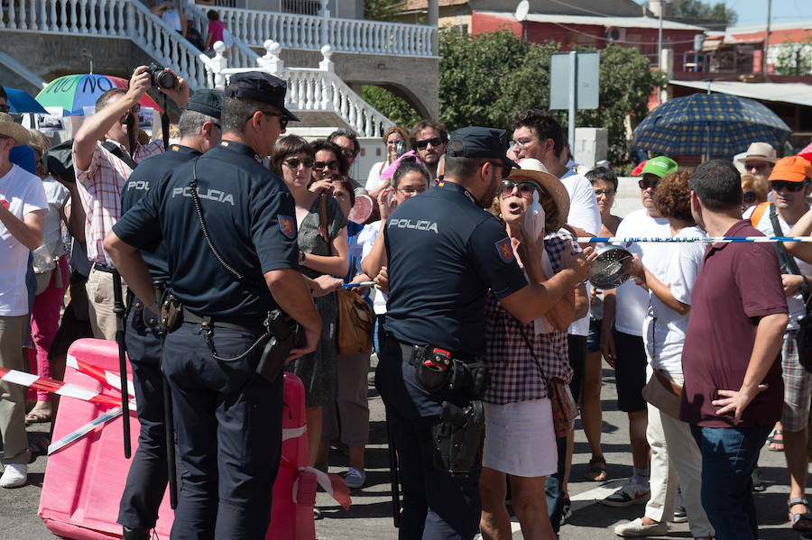 El ministro de Fomento, Ínigo de la Serna, pidió disculpas por el cambio de agenda ya que no acudió a inaugurar el puente de Tiñosa, tal y como estaba previsto, donde le esperaban 150 vecinos protestando y exigiendo el soterramiento.