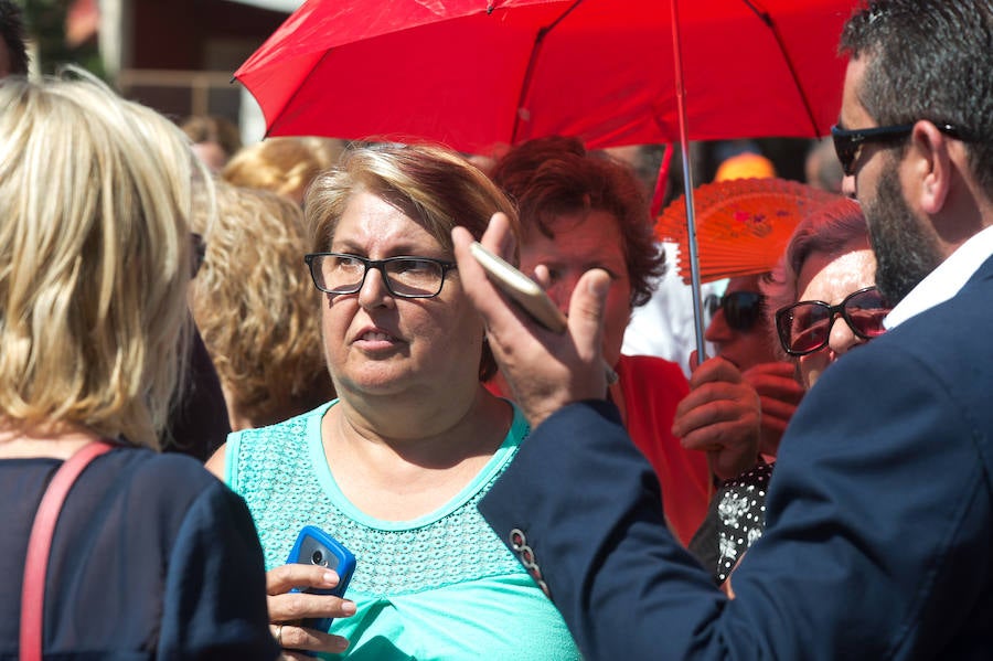 El ministro de Fomento, Ínigo de la Serna, pidió disculpas por el cambio de agenda ya que no acudió a inaugurar el puente de Tiñosa, tal y como estaba previsto, donde le esperaban 150 vecinos protestando y exigiendo el soterramiento.