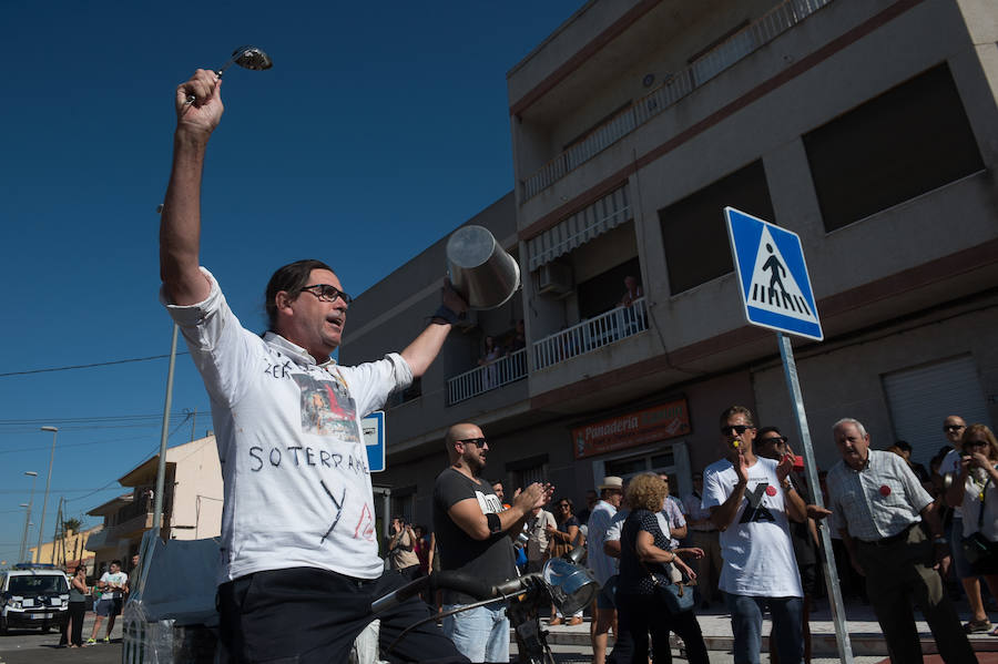 El ministro de Fomento, Ínigo de la Serna, pidió disculpas por el cambio de agenda ya que no acudió a inaugurar el puente de Tiñosa, tal y como estaba previsto, donde le esperaban 150 vecinos protestando y exigiendo el soterramiento.