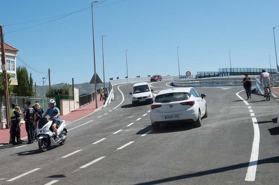 El ministro de Fomento, Ínigo de la Serna, pidió disculpas por el cambio de agenda ya que no acudió a inaugurar el puente de Tiñosa, tal y como estaba previsto, donde le esperaban 150 vecinos protestando y exigiendo el soterramiento.