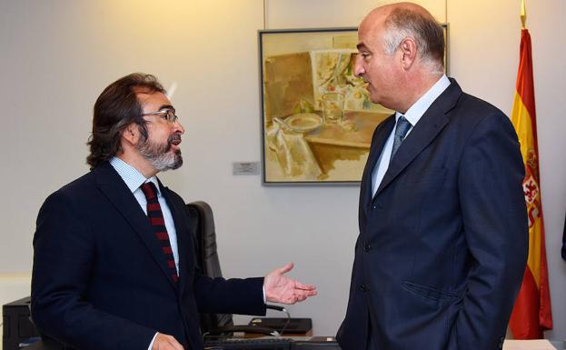 El consejero de Presidencia y Fomento, Pedro Rivera, y el secretario de Estado de Cultura, Fernando Benzo, tras la reunión celebrada este viernes en el Ministerio. 