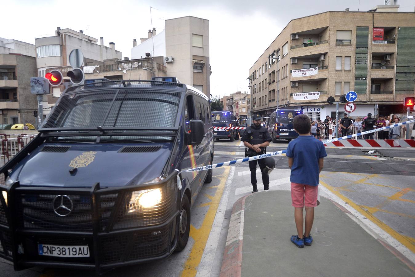 Los agentes han cargado contra algunos vecinos después de que les lanzaran piedras y botellas. La Policía ha desplegado un dispositivo para impedir que los vecinos ocupen el paso a nivel de Santiago el Mayor