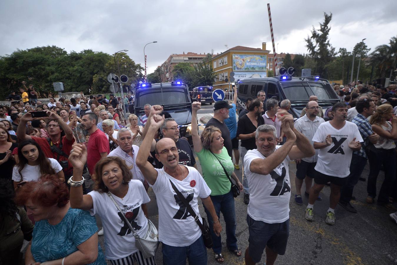 Los agentes han cargado contra algunos vecinos después de que les lanzaran piedras y botellas. La Policía ha desplegado un dispositivo para impedir que los vecinos ocupen el paso a nivel de Santiago el Mayor