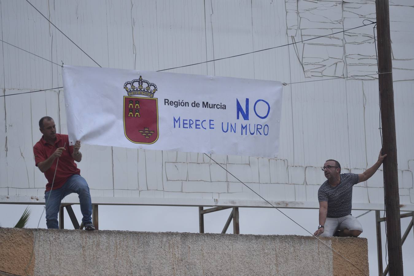 Los agentes han cargado contra algunos vecinos después de que les lanzaran piedras y botellas. La Policía ha desplegado un dispositivo para impedir que los vecinos ocupen el paso a nivel de Santiago el Mayor