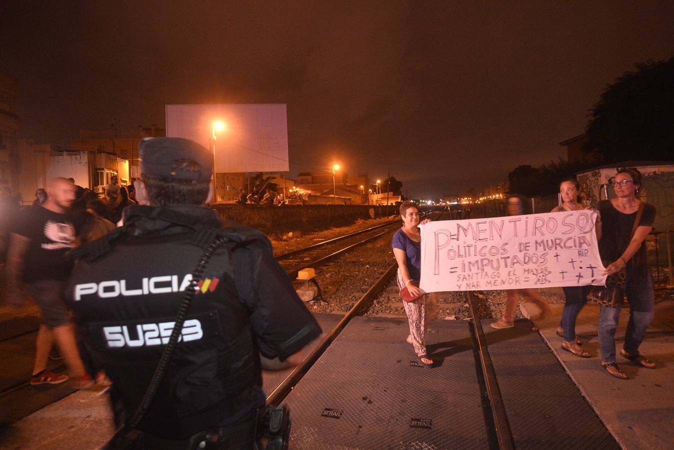 Los agentes han cargado contra algunos vecinos después de que les lanzaran piedras y botellas. La Policía ha desplegado un dispositivo para impedir que los vecinos ocupen el paso a nivel de Santiago el Mayor