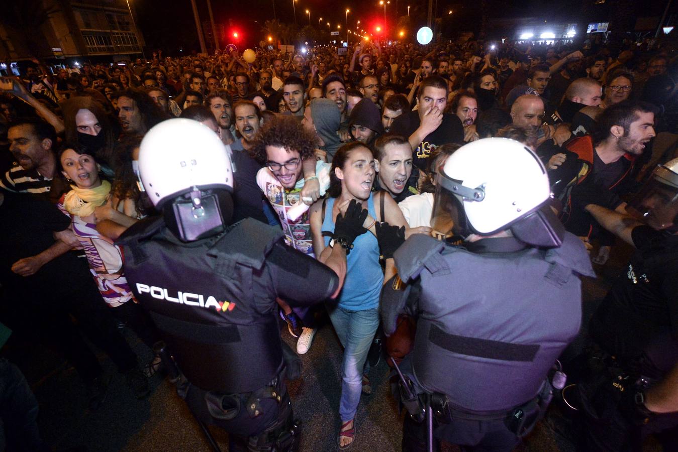 Los agentes han cargado contra algunos vecinos después de que les lanzaran piedras y botellas. La Policía ha desplegado un dispositivo para impedir que los vecinos ocupen el paso a nivel de Santiago el Mayor