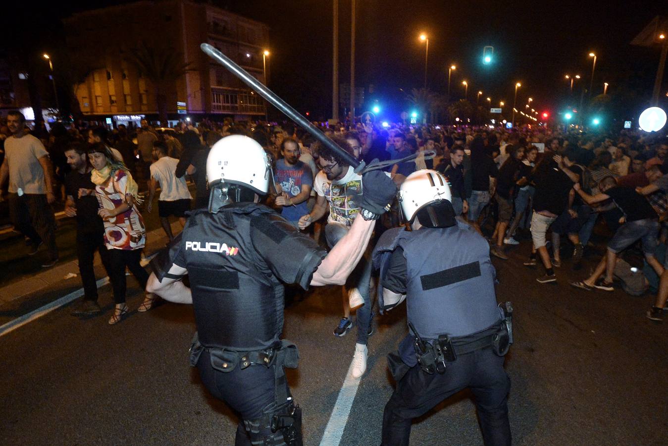 Los agentes han cargado contra algunos vecinos después de que les lanzaran piedras y botellas. La Policía ha desplegado un dispositivo para impedir que los vecinos ocupen el paso a nivel de Santiago el Mayor