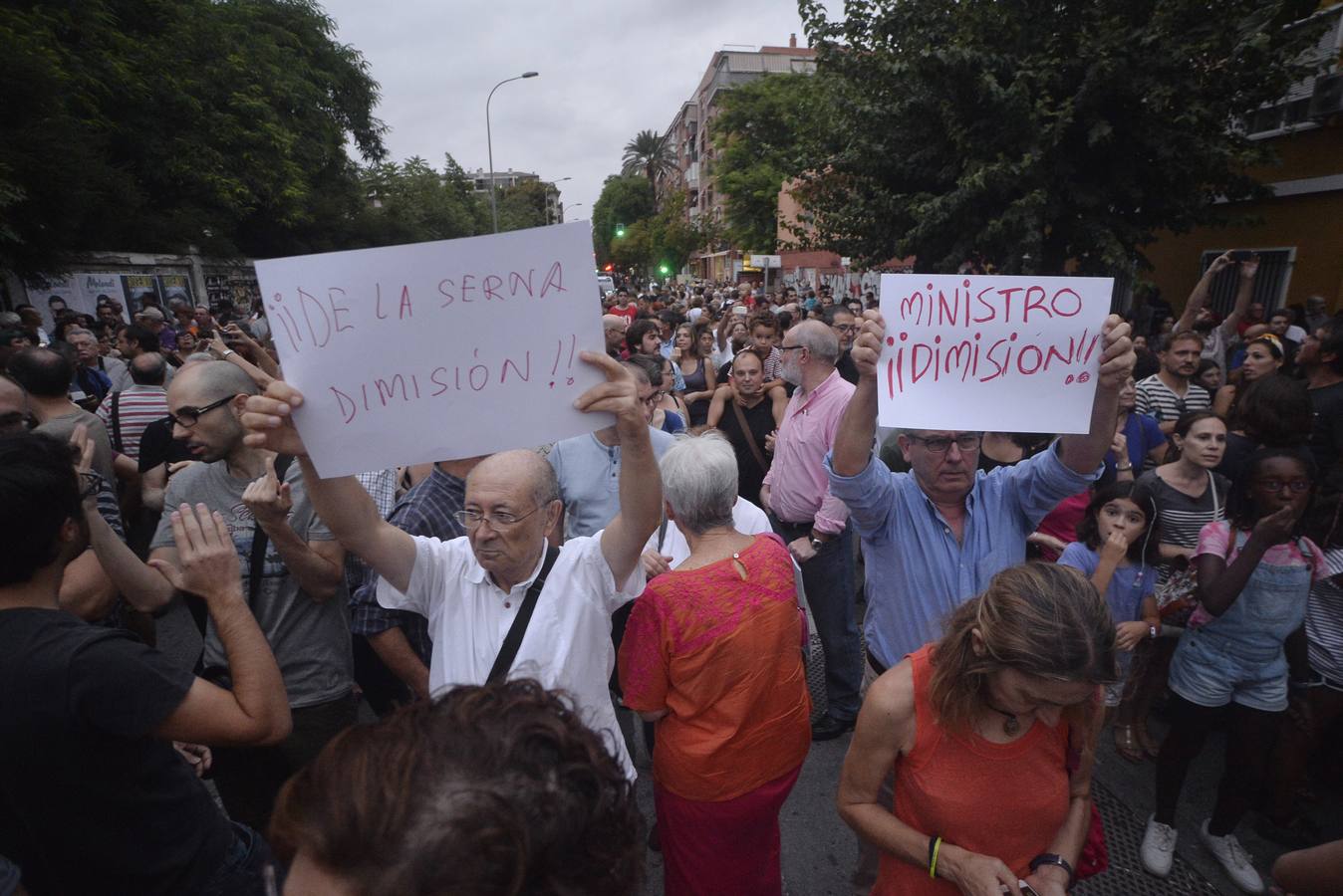 Los agentes han cargado contra algunos vecinos después de que les lanzaran piedras y botellas. La Policía ha desplegado un dispositivo para impedir que los vecinos ocupen el paso a nivel de Santiago el Mayor