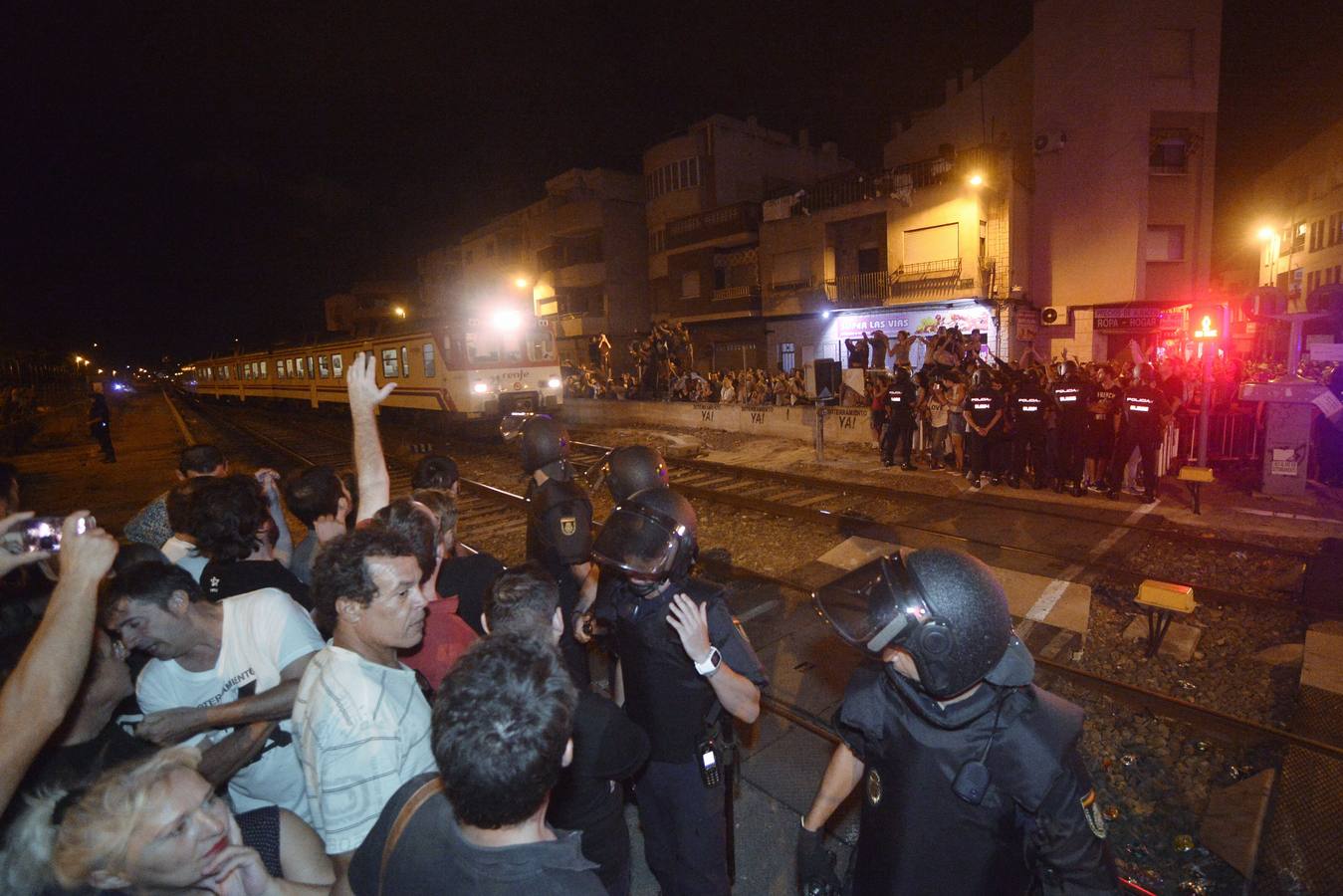 Los agentes han cargado contra algunos vecinos después de que les lanzaran piedras y botellas. La Policía ha desplegado un dispositivo para impedir que los vecinos ocupen el paso a nivel de Santiago el Mayor